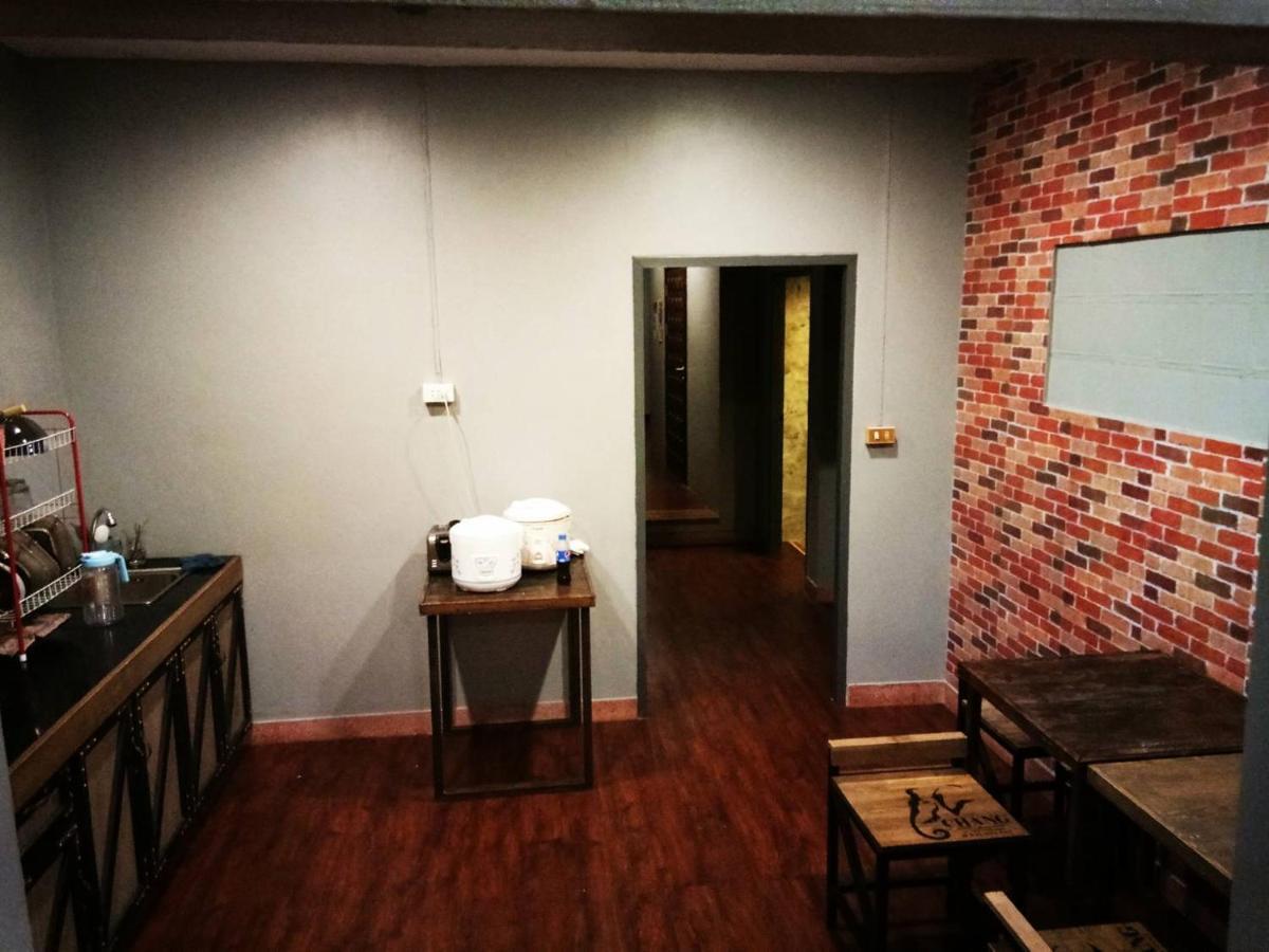 סוראט תאני Chang Bed And Bar Hostel (Adults Only) מראה חיצוני תמונה